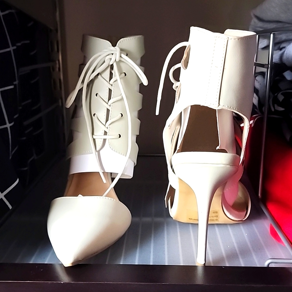 Wild Diva, Size 10, Bone/Cream